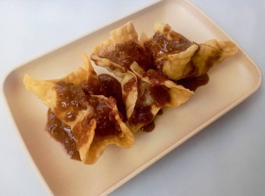 Beyaz arka planda izole edilmiş Batagor, balık ya da tavuk köftesi, tofu, tapyoka unu ve fıstık sosuyla servis ediliyor. Endonezya yemekleri.