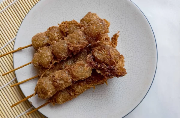 Cilor Tusuk, Tapioca topları. Yumurta ve Kızarmış Endonezya sokak yemekleriyle sarmalanmış..