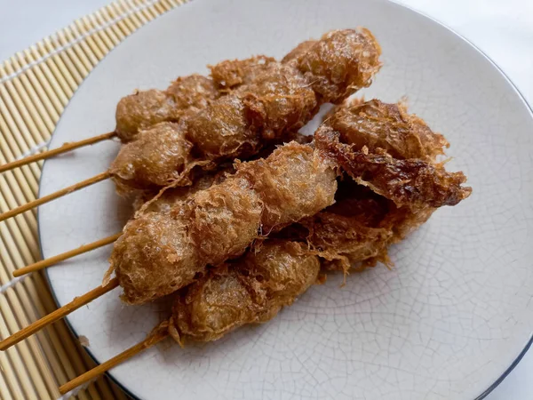 Cilor Tusuk, Tapioca topları. Yumurta ve Kızarmış Endonezya sokak yemekleriyle sarmalanmış..