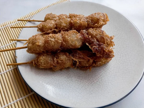 Cilor Tusuk, Tapioca topları. Yumurta ve Kızarmış Endonezya sokak yemekleriyle sarmalanmış..