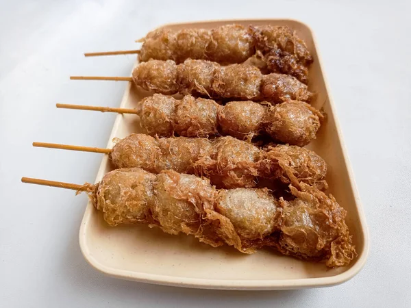 Cilor Tusuk, Tapioca topları. Yumurta ve Kızarmış Endonezya sokak yemekleriyle sarmalanmış..