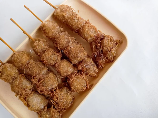 Cilor Tusuk, Tapioca topları. Yumurta ve Kızarmış Endonezya sokak yemekleriyle sarmalanmış..