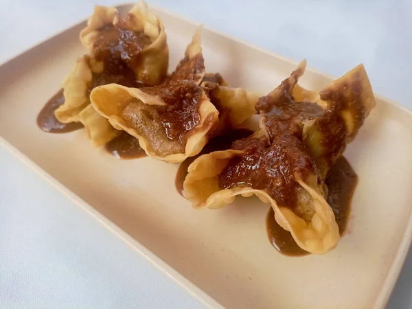 Beyaz arka planda izole edilmiş Batagor, balık ya da tavuk köftesi, tofu, tapyoka unu ve fıstık sosuyla servis ediliyor. Endonezya yemekleri.