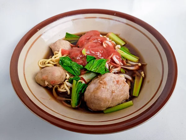 Biftek köftesi. Köfte, Endonezya mutfağında yaygın olarak bulunan bir köfte türüdür..