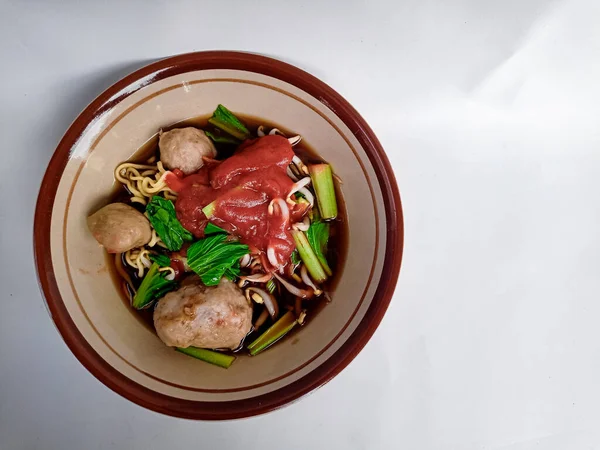 Biftek köftesi. Köfte, Endonezya mutfağında yaygın olarak bulunan bir köfte türüdür..