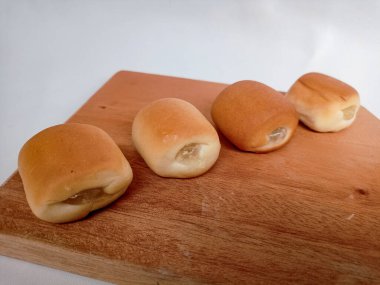 Beyaz arkaplanda izole edilmiş küçük peynirli ekmek