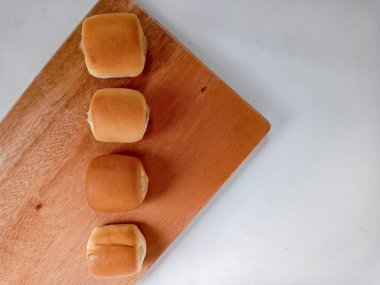 Beyaz arkaplanda izole edilmiş küçük peynirli ekmek