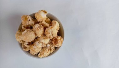 Düşen patlamış mısır seramik bir kabın içinde ve çevresinde levitating. Yan görünüm.