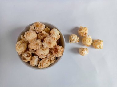 Düşen patlamış mısır seramik bir kabın içinde ve çevresinde levitating. Yan görünüm.