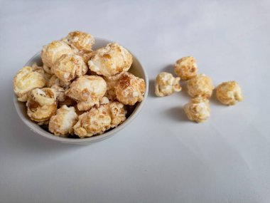 Düşen patlamış mısır seramik bir kabın içinde ve çevresinde levitating. Yan görünüm.