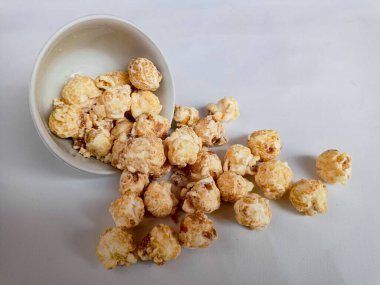 Düşen patlamış mısır seramik bir kabın içinde ve çevresinde levitating. Yan görünüm.