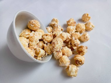 Düşen patlamış mısır seramik bir kabın içinde ve çevresinde levitating. Yan görünüm.