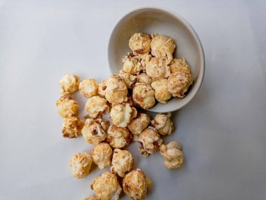 Düşen patlamış mısır seramik bir kabın içinde ve çevresinde levitating. Yan görünüm.