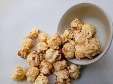 Düşen patlamış mısır seramik bir kabın içinde ve çevresinde levitating. Yan görünüm.