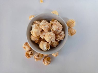 Düşen patlamış mısır seramik bir kabın içinde ve çevresinde levitating. Yan görünüm.