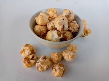 Düşen patlamış mısır seramik bir kabın içinde ve çevresinde levitating. Yan görünüm.