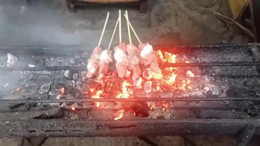 Lezzetli sıcak tavuk, mangal kömürüyle kızartılmış.