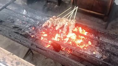 Lezzetli sıcak tavuk, mangal kömürüyle kızartılmış.