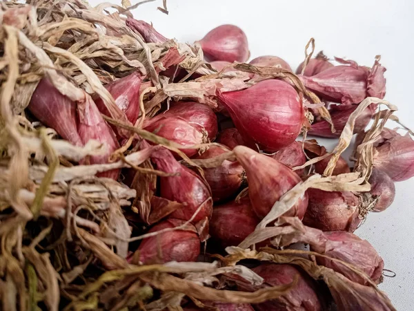 Beyaz bir arka planda soğancık soğan