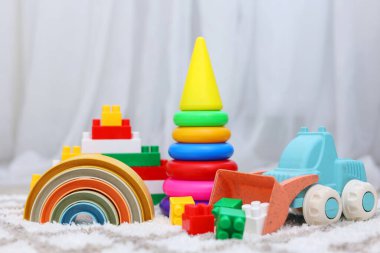 Parlak sarı bir zemin üzerinde, neşeli temalar ve neşeli hayal gücü için mükemmel, canlı bir çocuk oyuncağı gösterisi.