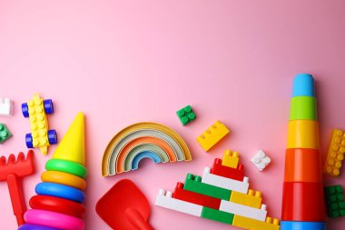 Yaratıcılığı ve eğlenceli öğrenme deneyimlerini destekleyen eşsiz çocuk oyuncaklarından oluşan canlı ve heyecan verici bir koleksiyon.