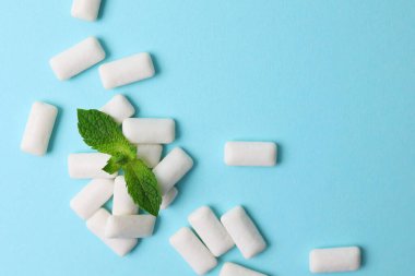 Masada nane sakızı ve nane şekeri var. Taze nefes, ağız bakımı. Yüksek kalite fotoğraf