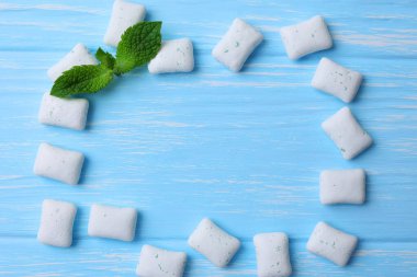 Masada nane sakızı ve nane şekeri var. Taze nefes, ağız bakımı. Yüksek kalite fotoğraf