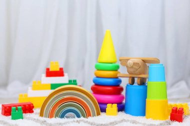 Parlak sarı bir zemin üzerinde, neşeli temalar ve neşeli hayal gücü için mükemmel, canlı bir çocuk oyuncağı gösterisi.