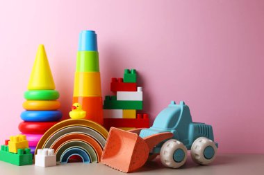 Parlak sarı bir zemin üzerinde, neşeli temalar ve neşeli hayal gücü için mükemmel, canlı bir çocuk oyuncağı gösterisi.