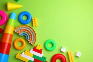 Yaratıcılığı ve eğlenceli öğrenme deneyimlerini destekleyen eşsiz çocuk oyuncaklarından oluşan canlı ve heyecan verici bir koleksiyon.