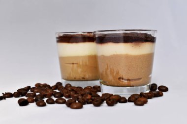 Kapuçino mus tatlı üstüne kakao tozu ile.