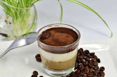 Kapuçino mus tatlı üstüne kakao tozu ile.