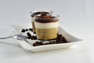 Kapuçino mus tatlı üstüne kakao tozu ile.