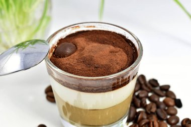 Kapuçino mus tatlı üstüne kakao tozu ile.