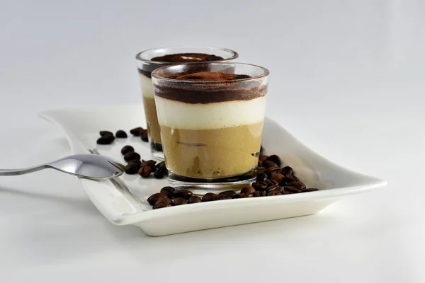 Kapuçino mus tatlı üstüne kakao tozu ile.