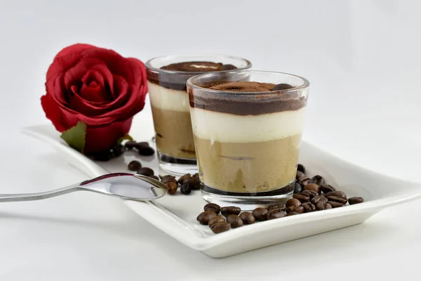 Kapuçino mus tatlı üstüne kakao tozu ile.