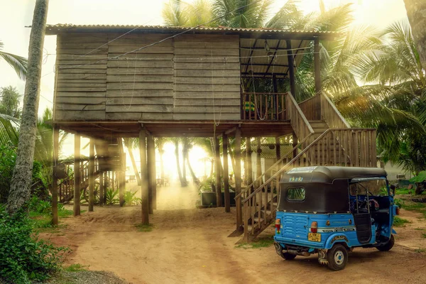 Sri Lanka, Bentota - 20 Nisan 2018: tuk-tuk Bentota Rock plaj restoran bekliyor.