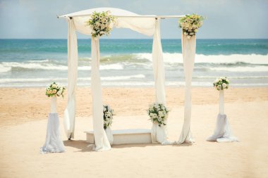 Sahilde düğün süslemeleri Hint Okyanusu, Bentota, Sri Lanka