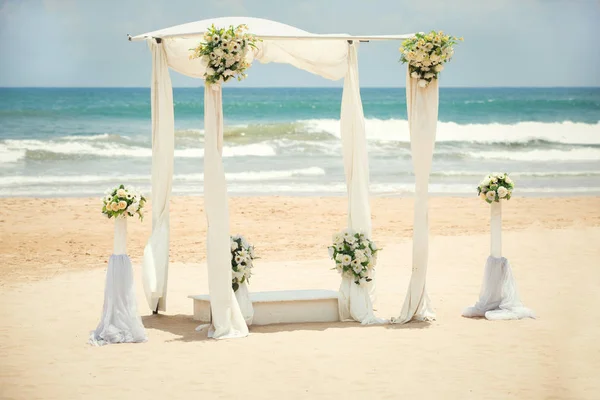 Sahilde düğün süslemeleri Hint Okyanusu, Bentota, Sri Lanka