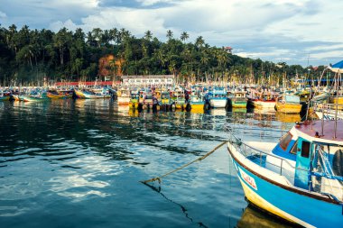 Sri Lanka, Mirissa - 17 Nisan 2018: balıkçı tekneleri Mirissa Körfezi yakınlarında
