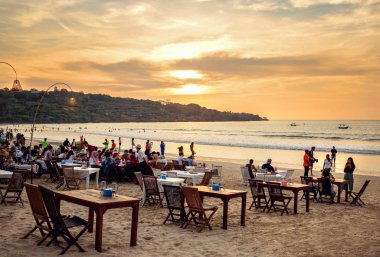Bali, Endonezya - 16 Ekim 2018: plaj deniz ürünleri restoranları Jimbaran içinde.