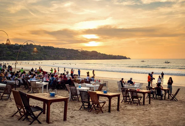 Bali, Endonezya - 16 Ekim 2018: plaj deniz ürünleri restoranları Jimbaran içinde.