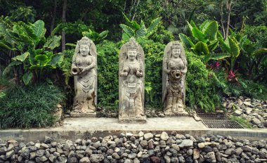 Bali, Endonezya - 18 Ekim 2018: Ubud maymun ormanındaki taş heykeller