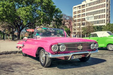 Küba, Havana - 09 Mayıs 2017: Retro araba Havana'nın sokakta