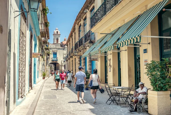 Küba, Havana - 10 Mayıs 2017: Eski Havana Caddesi