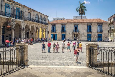 Küba, Havana - 10 Mayıs 2017: Güzel bir günde Katedral Meydanı'nda turist. Eski Havana, Küba.