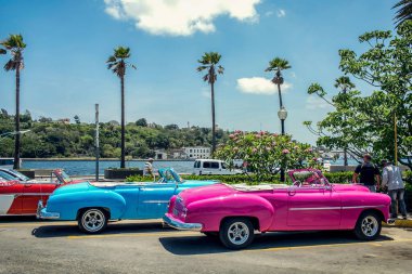 Küba, Havana - 10 Mayıs 2017: setin Eski Havana'da retro parlak cabriolet araçlarda.