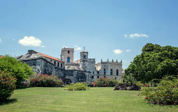 Park Och Gamla Kyrkan Mitten Havanna Kuba — Stockfoto