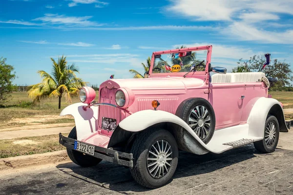 Kuba Varadero Maja 2017 Różowy Kabriolet Taxi Samochód Retro — Zdjęcie stockowe