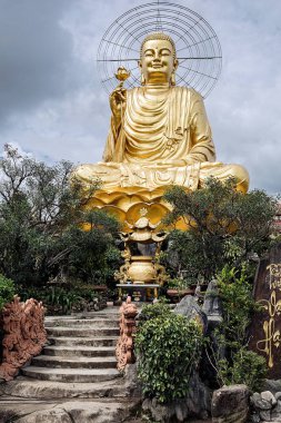 Vietnam, Dalat - 05 Kasım 2017: Thien Viyana Van Hanh Vietnam Dalat şehrinde büyük altın Buddha heykeli.